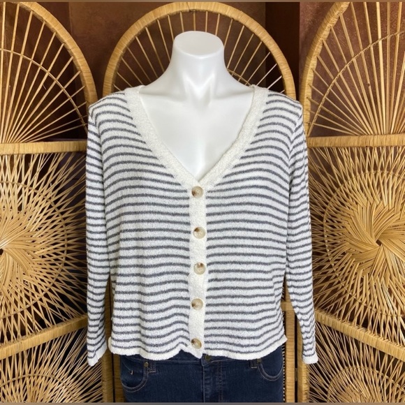Sadie & Sage cardigan striped cropped big button v neck knit cardigan - Picture 1 of 8